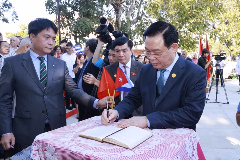 Chủ tịch Quốc hội Vương Đình Huệ viết lưu bút tại buổi lễ. (Ảnh: Doãn Tấn/TTXVN)