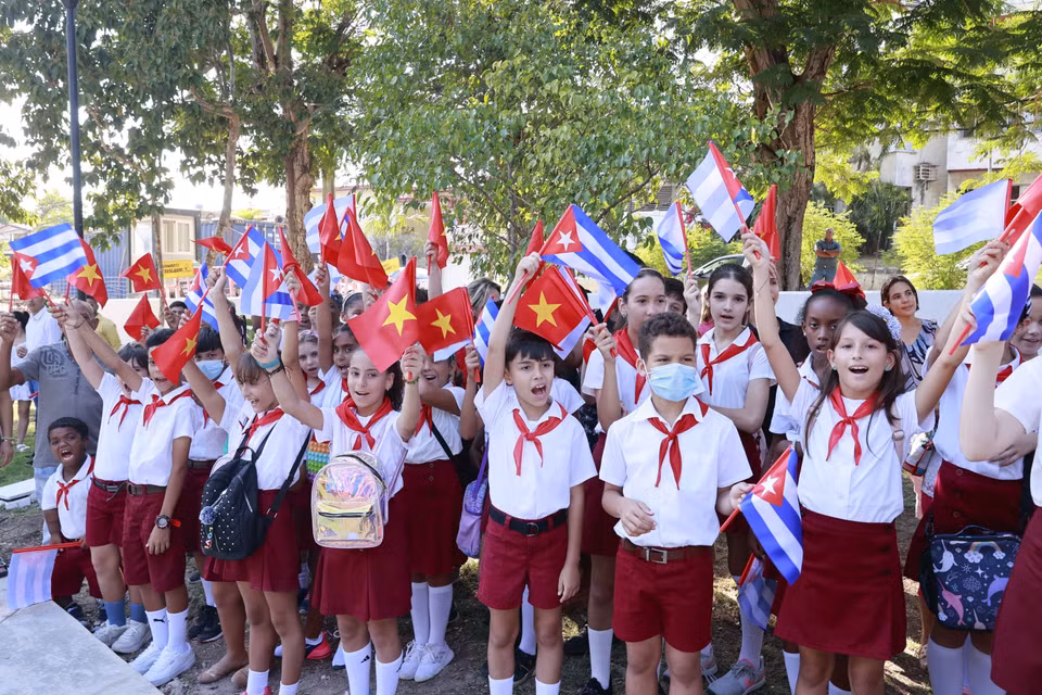 Thiếu nhi Cuba dự buổi lễ. (Ảnh: Doãn Tấn/TTXVN)