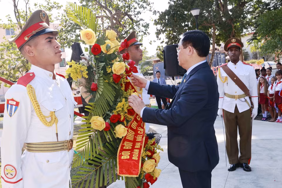 Chủ tịch Quốc hội Vương Đình Huệ dâng hoa tại tượng đài Chủ tịch Hồ Chí Minh. (Ảnh: Doãn Tấn/TTXVN)