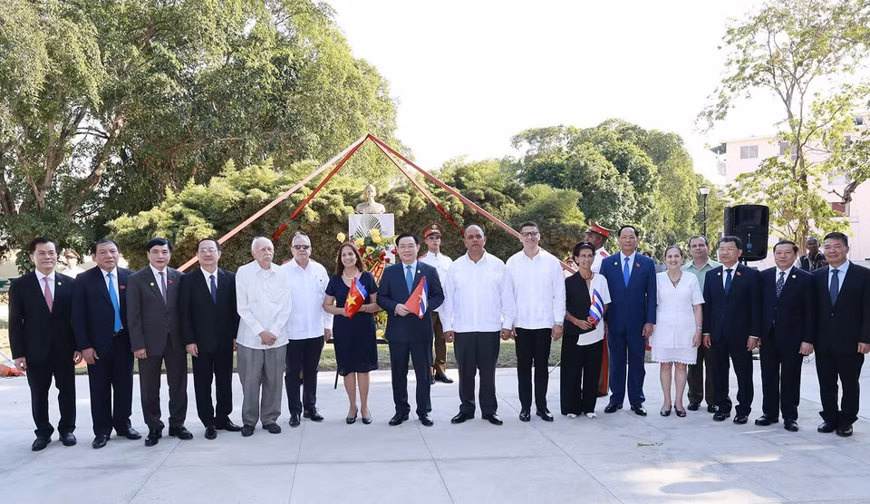Chủ tịch Quốc hội Vương Đình Huệ và đại biểu chụp ảnh lưu niệm tại buổi lễ. (Ảnh: Doãn Tấn/TTXVN)