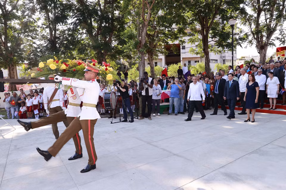 Chủ tịch Quốc hội Vương Đình Huệ dâng hoa tại tượng đài Chủ tịch Hồ Chí Minh. (Ảnh: Doãn Tấn/TTXVN)