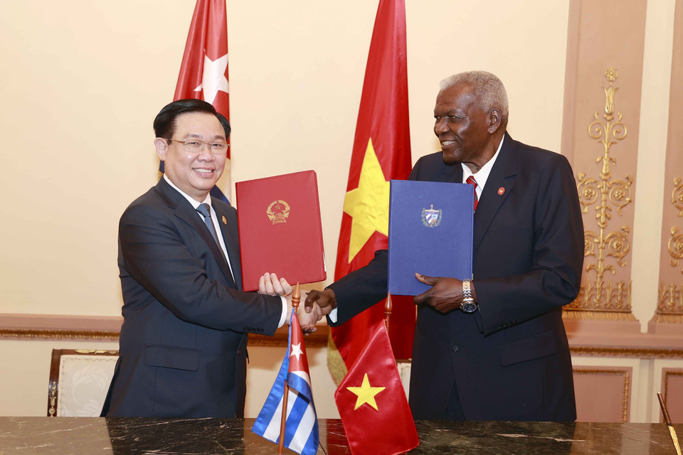 Chủ tịch Quốc hội Vương Đình Huệ và Chủ tịch Quốc hội Chính quyền Nhân dân nước Cộng hòa Cuba Esteban Lazo Hernandez trao thỏa thuận về thành lập cơ chế hợp tác liên nghị viện giữa hai quốc hội Việt Nam và Cuba. (Ảnh: Doãn Tấn/TTXVN)