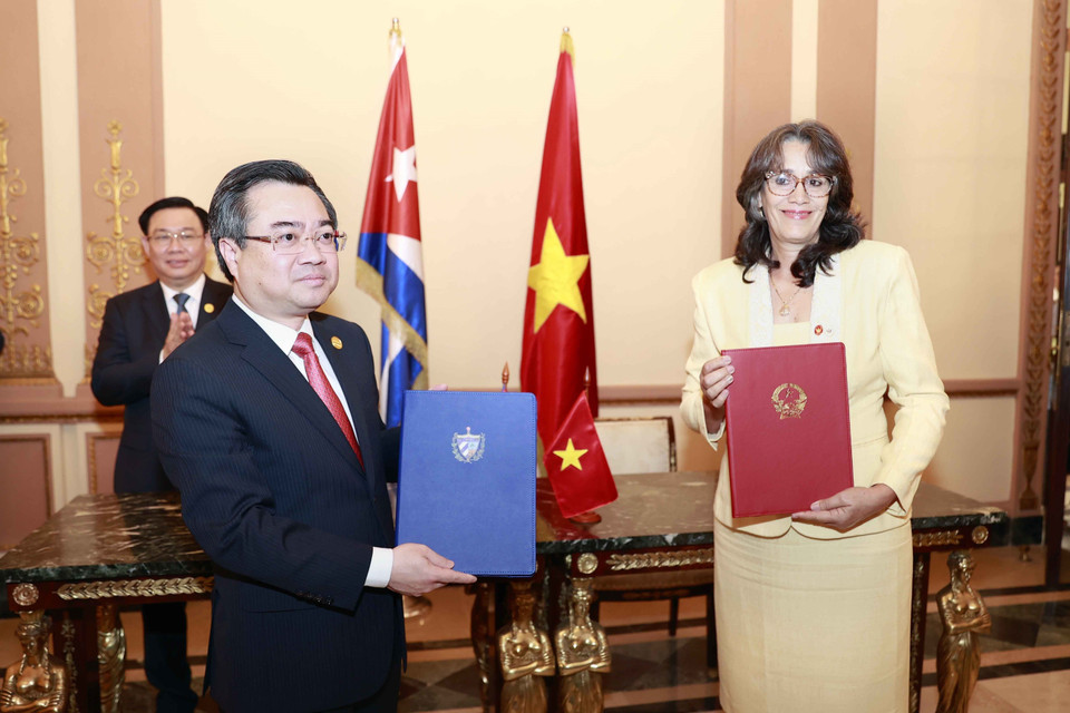 Chủ tịch Quốc hội Vương Đình Huệ và Chủ tịch Quốc hội Cuba Esteban Lazo Hernandez chứng kiến Bản ghi nhớ về hợp tác giữa Bộ Xây dựng nước CHXHCN Việt Nam và Bộ Xây dựng Công hoà Cuba. (Ảnh: Doãn Tấn/TTXVN)