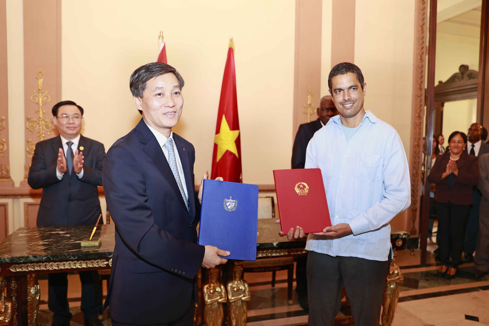 Chủ tịch Quốc hội Vương Đình Huệ và Chủ tịch Quốc hội Cuba Esteban Lazo Hernandez chứng kiến Chương trình hợp tác giai đoạn 2024-2025 giữa Bộ Tư pháp Việt Nam và Bộ Tư pháp Cuba. (Ảnh: Doãn Tấn/TTXVN)