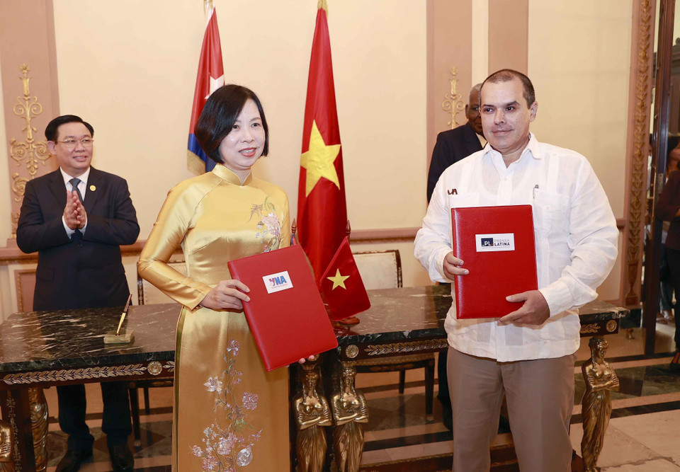 Chủ tịch Quốc hội Vương Đình Huệ và Chủ tịch Quốc hội Cuba Esteban Lazo Hernandez chứng kiến Thỏa thuận hợp tác giữa Thông tấn xã Việt Nam và Thông tấn xã Mỹ Latinh của Cuba (Prensa Latina). (Ảnh: Doãn Tấn/TTXVN)