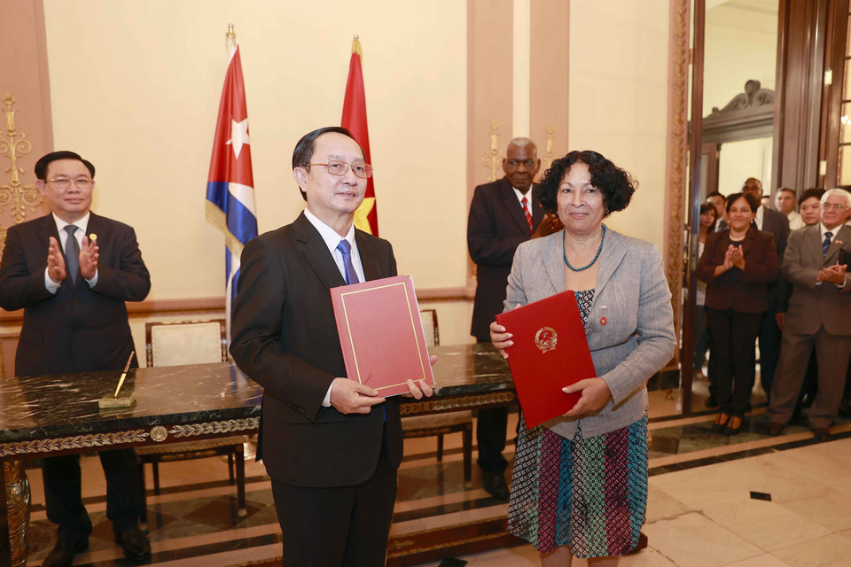 Chủ tịch Quốc hội Vương Đình Huệ và Chủ tịch Quốc hội Cuba Esteban Lazo Hernandez chứng kiến Kế hoạch hợp tác giai đoạn 2023-2025 giữa Bộ Khoa học Công nghệ Việt Nam và Bộ Khoa học, Công nghệ và Môi trường Cuba. (Ảnh: Doãn Tấn/TTXVN)