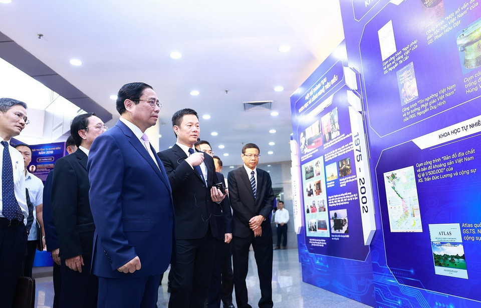 Thủ tướng Phạm Minh Chính nghe giới thiệu về Ngày Khoa học và Công nghệ Việt Nam. (Ảnh: Dương Giang/TTXVN)