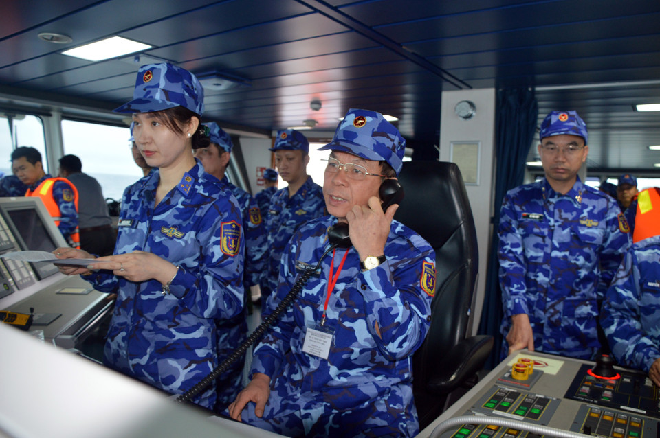 Đại tá Trần Văn Thơ, Chỉ huy trưởng lực lượng tuần tra liên hợp Việt Nam, điện đàm với chỉ huy trưởng lực lượng tuần tra liên hợp Trung Quốc Hoàng Mẫn. (Ảnh: Minh Huệ/TTXVN)