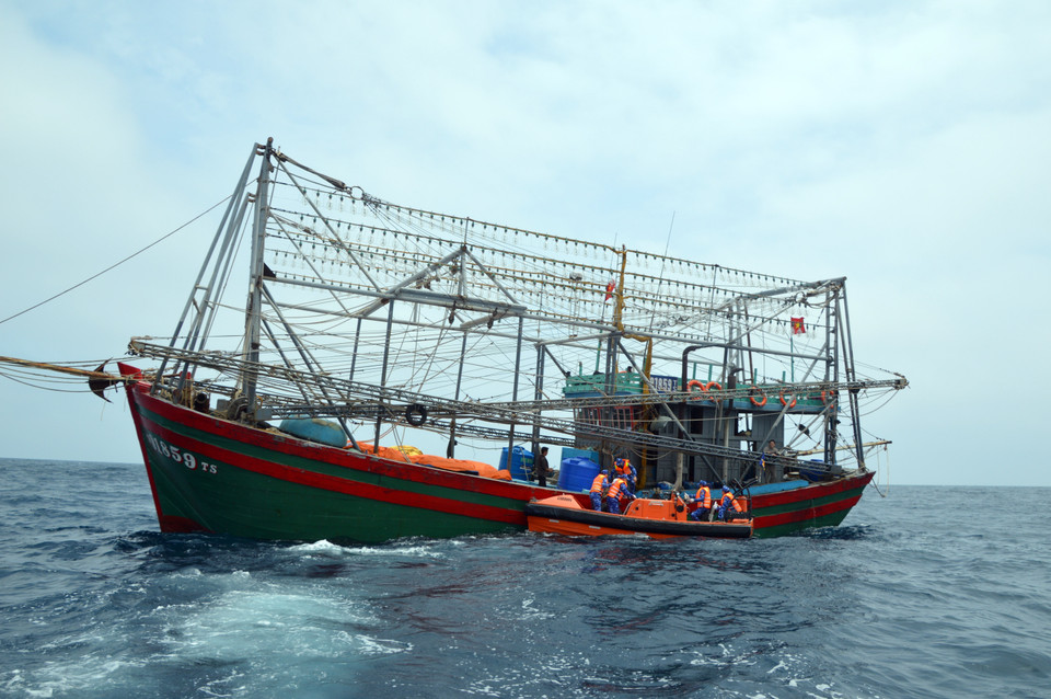 Cảnh sát biển Việt Nam kiểm tra tàu cá của ngư dân hoạt động trên khu vực đường phân định Vịnh Bắc bộ. (Ảnh: Minh Huệ/TTXVN)