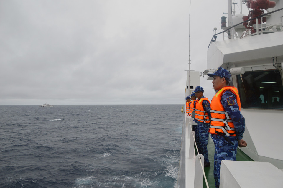 Thực hiện nghi thức chào xã giao trên biển. (Ảnh: Minh Huệ/TTXVN)