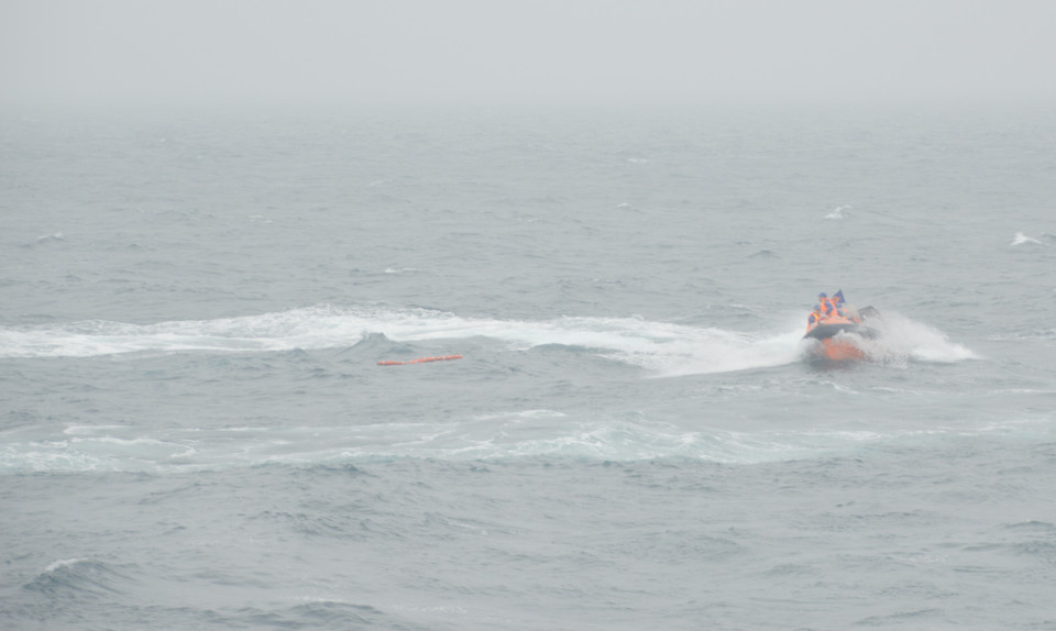 Luyện tập cứu vớt người bị nạn. (Ảnh: Minh Huệ/TTXVN)