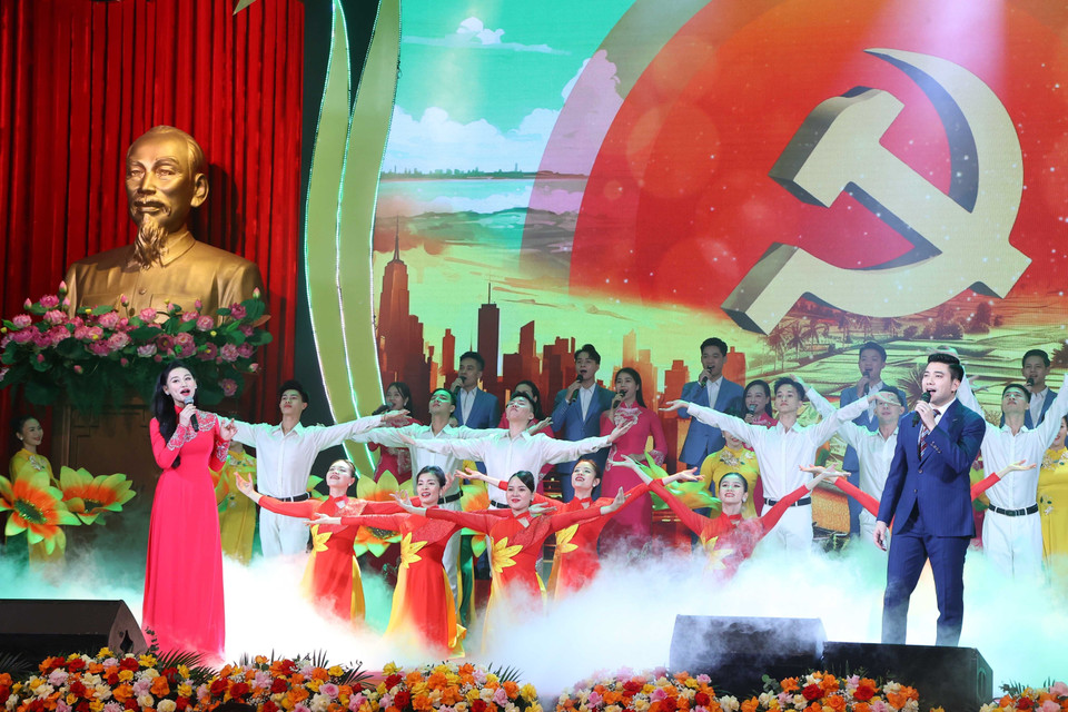 Tiết mục biểu diễn văn nghệ tại buổi lễ. (Ảnh: Văn Điệp/TTXVN)