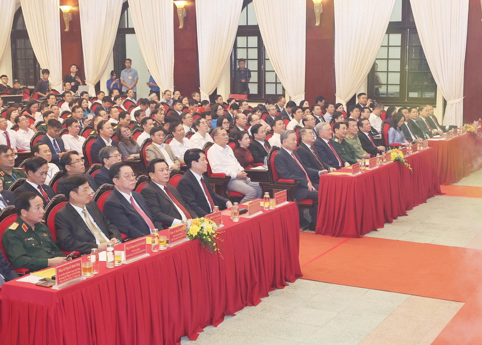 Tổng Bí thư, Chủ tịch nước Tô Lâm cùng các Lãnh đạo Đảng, Nhà nước dự Lễ trao giải Cuộc thi Chính luận về bảo vệ nền tảng tư tưởng của Đảng lần thứ tư. (Ảnh: Lâm Khánh/TTXVN)