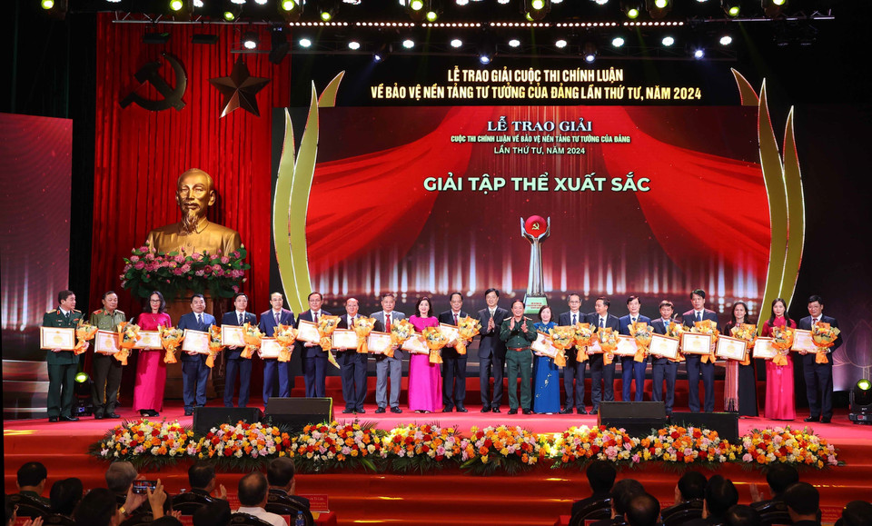 Ban Tổ chức trao giải Tập thể xuất sắc cho các tập thể. (Ảnh: Văn Điệp/TTXVN)