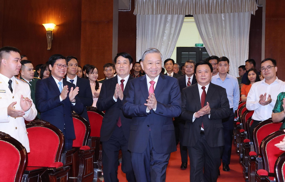 Tổng Bí thư, Chủ tịch nước Tô Lâm cùng các Lãnh đạo Đảng, Nhà nước đến dự Lễ trao giải Cuộc thi Chính luận về bảo vệ nền tảng tư tưởng của Đảng lần thứ tư. (Ảnh: Lâm Khánh/TTXVN)