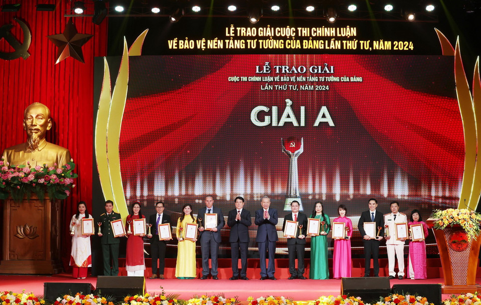 Tổng Bí thư, Chủ tịch nước Tô Lâm và Thường trực Ban Bí thư Lương Cường, Trưởng Ban Chỉ đạo 35 Trung ương, trao giải A cho các tác giả, nhóm tác giả. (Ảnh: Lâm Khánh/TTXVN)