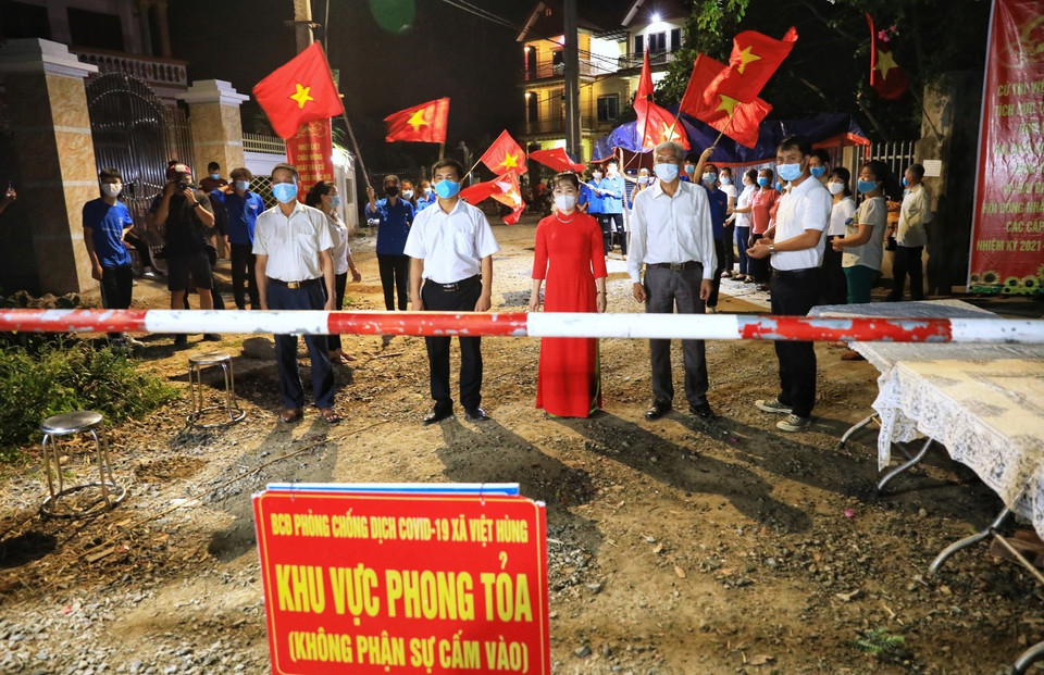 Cán bộ, nhân dân thôn Lỗ Giao thực hiện giãn cách chờ khoảnh khắc dỡ bỏ cách ly. (Ảnh: Thành Đạt/TTXVN)