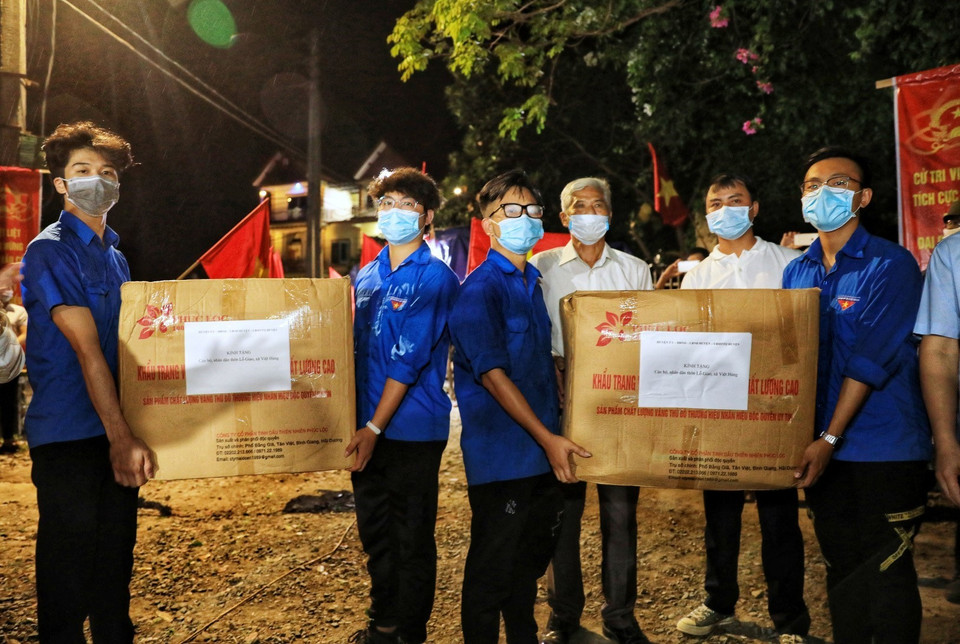 Huyện Đông Anh tặng khẩu trang y tế cho cán bộ, nhân dân thôn Lỗ Giao. (Ảnh: Thành Đạt/TTXVN)