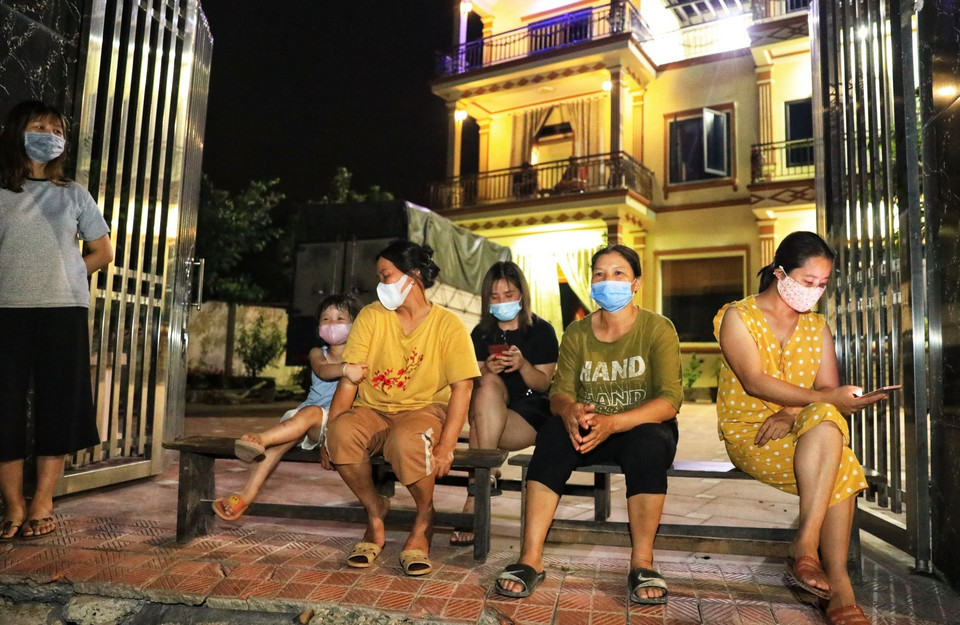 Sau lệnh dỡ bỏ cách ly thôn Lỗ Giao, người dân nơi đây đã trở lại trạng thái bình thường. (Ảnh: Thành Đạt/TTXVN)