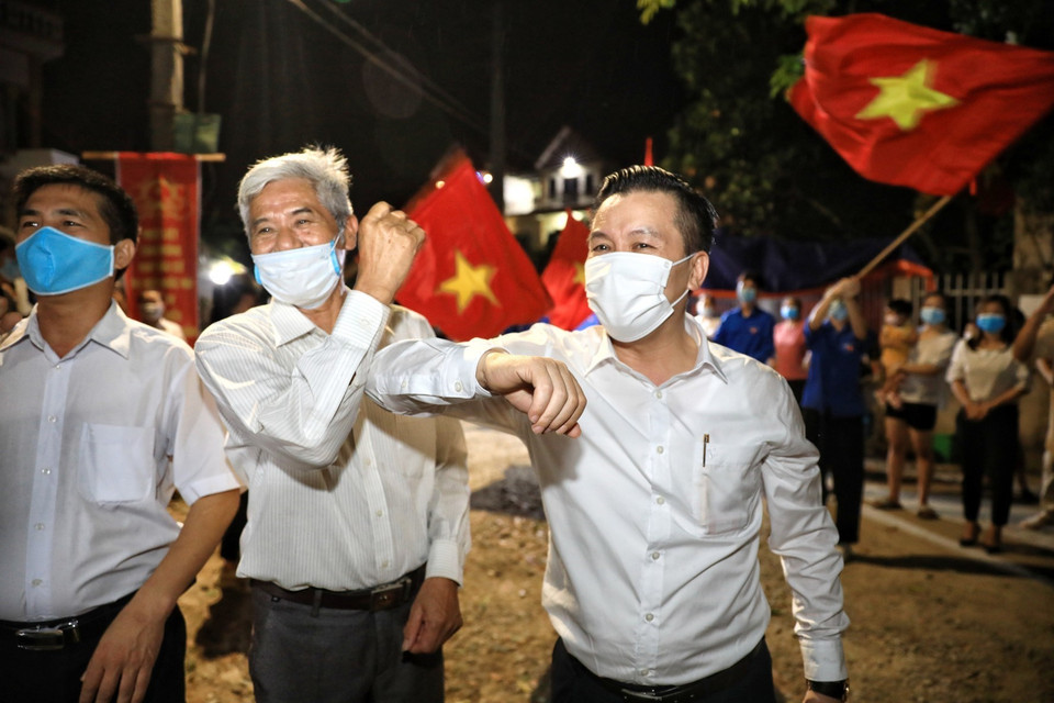 Cán bộ và nhân dân thôn Lỗ Giao cùng nhau chia vui sau khi có quyết định dỡ bỏ cách ly. (Ảnh: Thành Đạt/TTXVN)