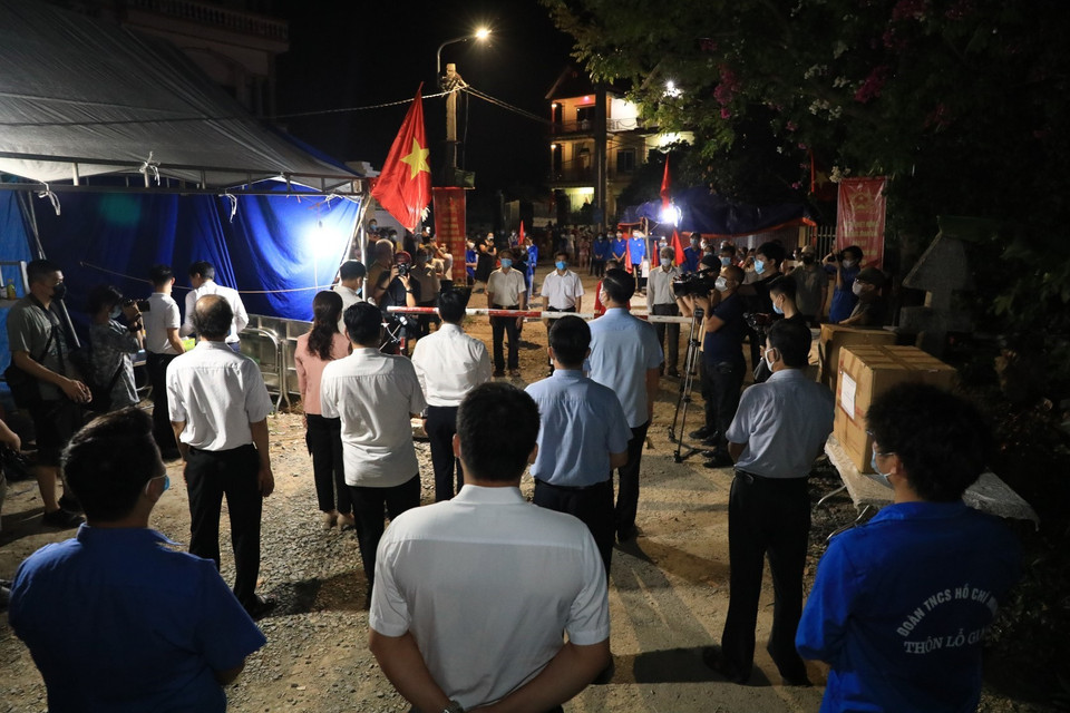 Đúng 0 giờ 21/5/2021 thôn Lỗ Giao chính thức được dỡ bỏ cách ly. (Ảnh: Thành Đạt/TTXVN)