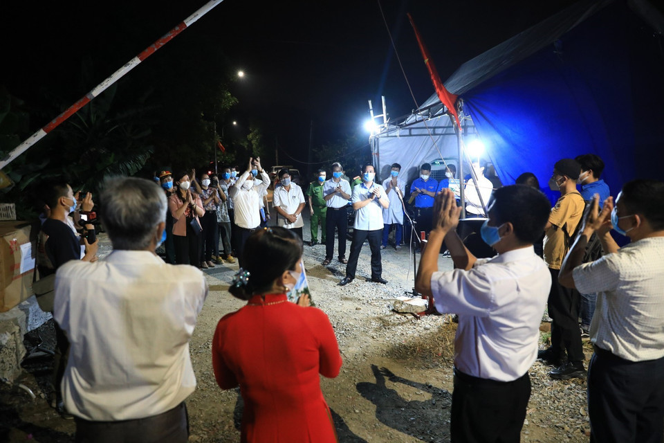 Đúng 0 giờ 21/5/2021 thôn Lỗ Giao chính thức được dỡ bỏ cách ly. (Ảnh: Thành Đạt/TTXVN)