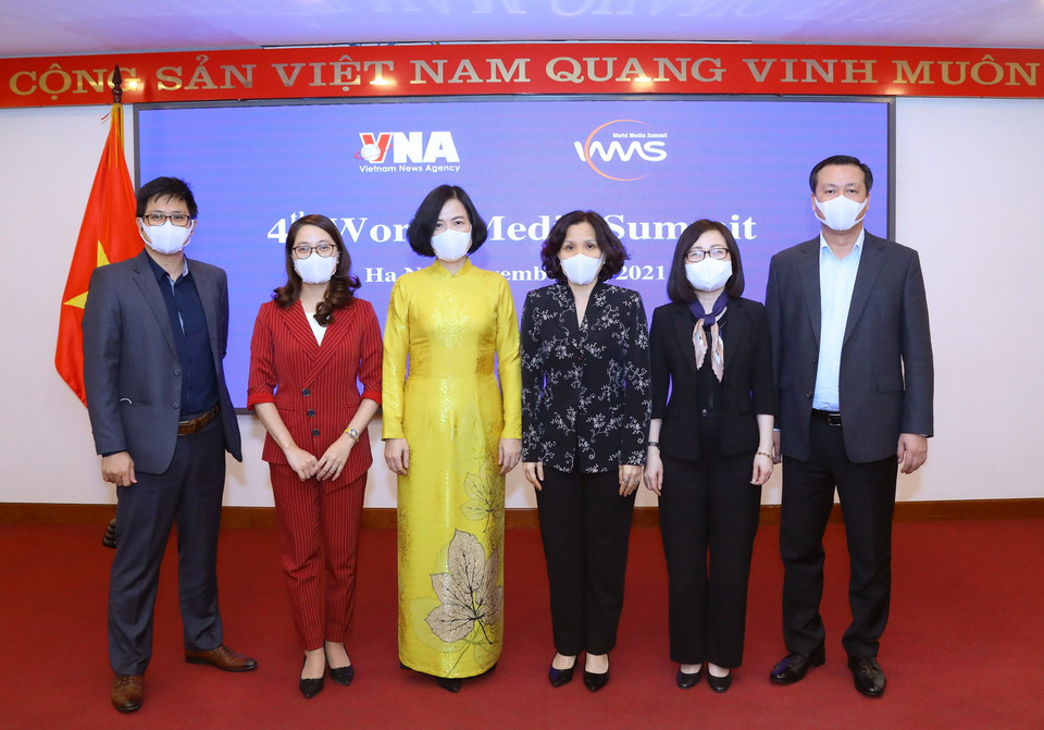 Tổng giám đốc Vũ Việt Trang và các đại biểu TTXVN dự Hội nghị Cấp cao Truyền thông Thế giới (WMS) lần thứ 4 tại điểm cầu Hà Nội. (Ảnh: Văn Điệp/TTXVN)