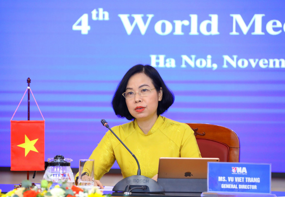 Tổng giám đốc TTXVN Vũ Việt Trang phát biểu với chủ đề "Trên tinh thần khoa học và hợp tác: Phản ứng của truyền thông trong các sự kiện khẩn cấp về sức khỏe cộng đồng" tại điểm cầu Hà Nội. (Ảnh: Văn Điệp/TTXVN)