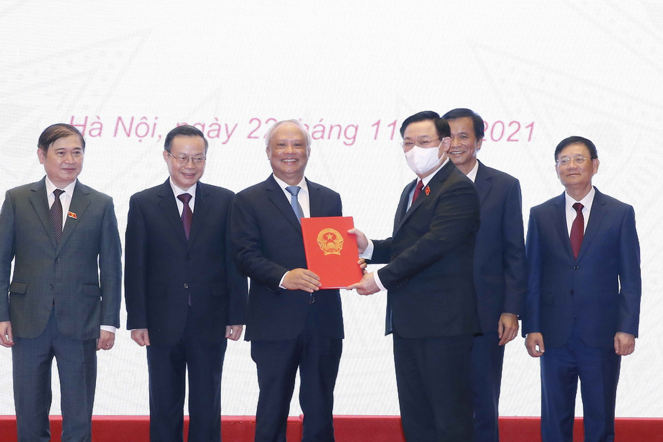 Chủ tịch Quốc hội Vương Đình Huệ Quyết định nghỉ hưu cho nguyên Phó Chủ tịch Quốc hội Uông Chu Lưu. (Ảnh: Doãn Tấn/TTXVN)