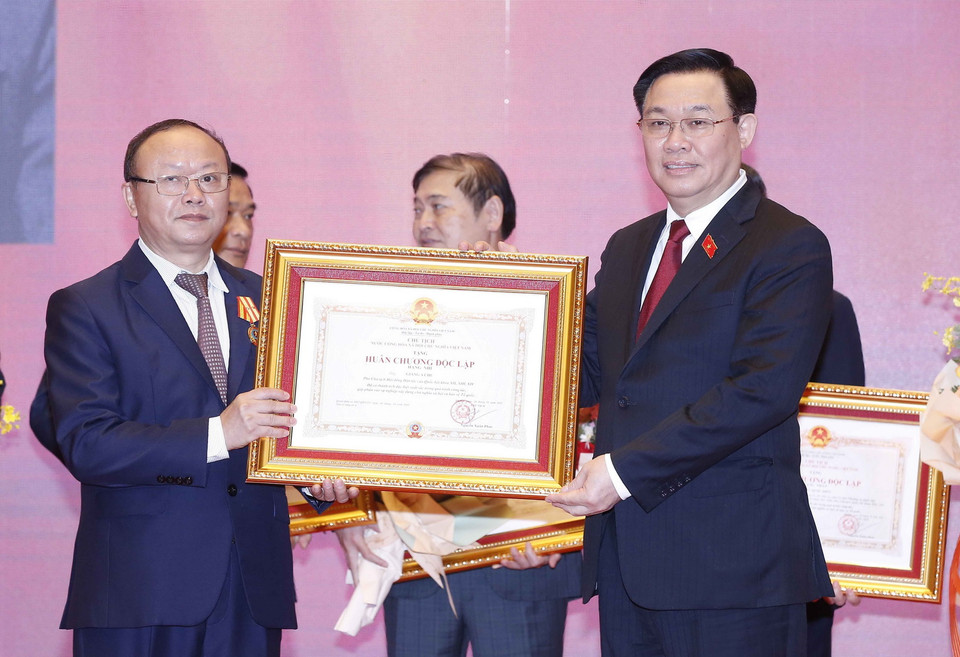 Chủ tịch Quốc hội Vương Đình Huệ trao Huân chương Độc lập đối với đại biểu Quốc hội chuyên trách ở Trung ương khóa XIV không tái cử khóa XV. (Ảnh: Doãn Tấn/TTXVN)