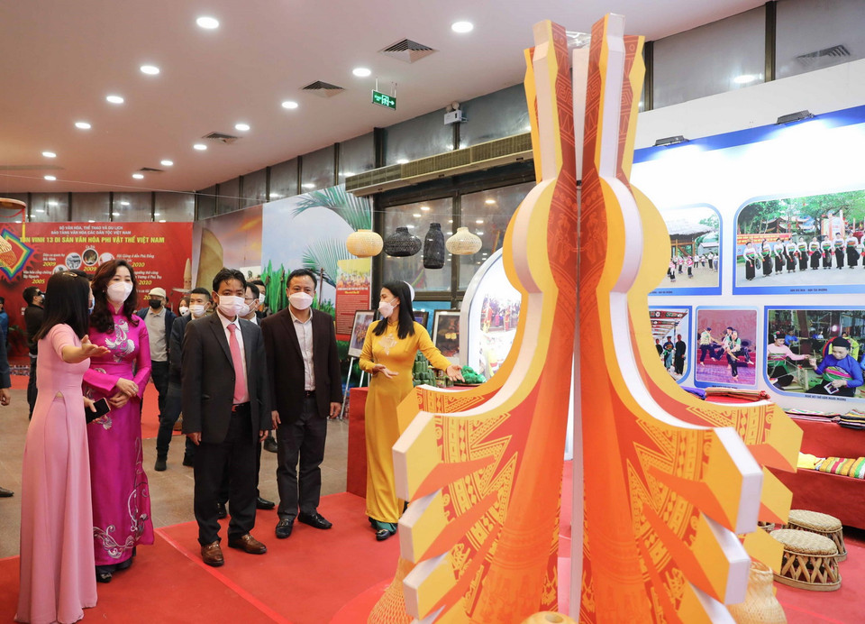  Đại biểu tham quan triển lãm. (Ảnh: Thanh Tùng/TTXVN)