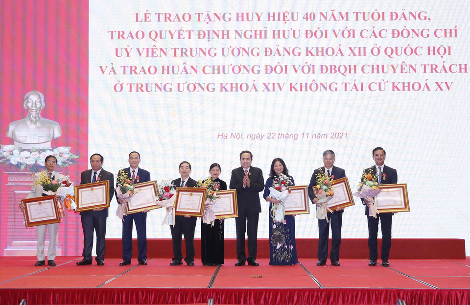 Phó Chủ tịch Thường trực Quốc hội Trần Thanh Mẫn trao Huân chương Lao động cho đại biểu. (Ảnh: Doãn Tấn/TTXVN)