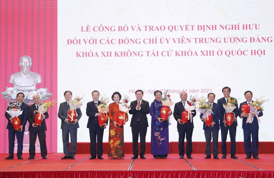 Chủ tịch Quốc hội Vương Đình Huệ tặng quà của Ủy ban Thường vụ Quốc hội cho các đại biểu. (Ảnh: Doãn Tấn/TTXVN)