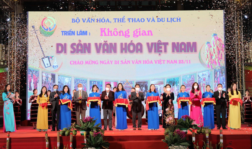  Nghi thức cắt băng khai mạc triển lãm. (Ảnh: Thanh Tùng/TTXVN)