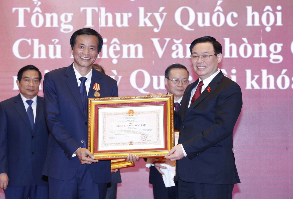 Chủ tịch Quốc hội Vương Đình Huệ trao Huân chương Độc lập cho Nguyên Tổng thư ký Quốc hội Nguyễn Hạnh Phúc. (Ảnh: Doãn Tấn/TTXVN)