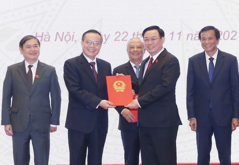 Chủ tịch Quốc hội Vương Đình Huệ trao Quyết định nghỉ hưu cho nguyên Phó Chủ tịch Quốc hội Phùng Quốc Hiển. (Ảnh: Doãn Tấn/TTXVN)