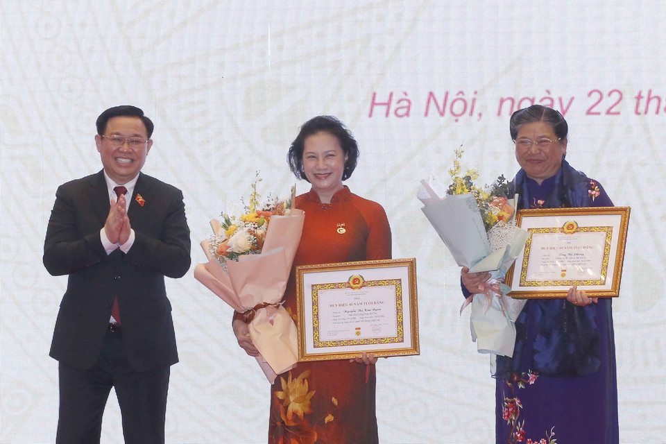 Chủ tịch Quốc hội Vương Đình Huệ trao tặng Huy hiệu 40 năm tuổi Đảng cho nguyên Chủ tịch Quốc hội Nguyễn Thị Kim Ngân và nguyên Phó Chủ tịch Thường trực Quốc hội Tòng Thị Phóng. (Ảnh: Doãn Tấn/TTXVN)