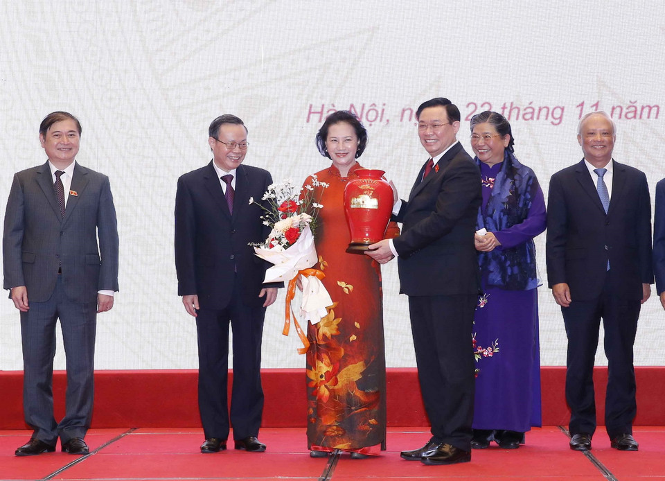 Chủ tịch Quốc hội Vương Đình Huệ tặng quà của Ủy ban Thường vụ Quốc hội cho nguyên Chủ tịch Quốc hội Nguyễn Thị Kim Ngân. (Ảnh: Doãn Tấn/TTXVN)