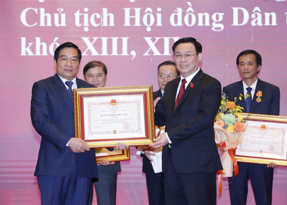 Chủ tịch Quốc hội Vương Đình Huệ trao Huân chương Độc lập với đại biểu Quốc hội chuyên trách ở Trung ương khóa XIV. (Ảnh: Doãn Tấn/TTXVN)