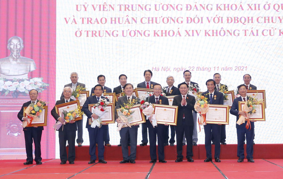 Chủ tịch Quốc hội Vương Đình Huệ trao Huân chương Độc lập cho đại biểu Quốc hội chuyên trách ở Trung ương khóa XIV không tái cử khóa XV. (Ảnh: Doãn Tấn/TTXVN)