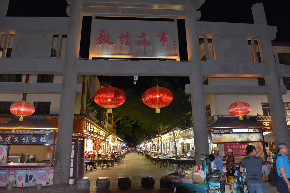 Chợ đêm Đôn Hoàng. (Ảnh: Lê Mạnh Cường/TTXVN)