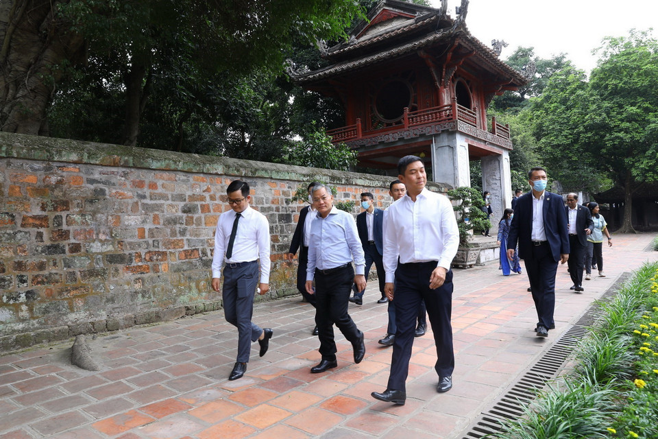 Chủ tịch Quốc hội Singapore Tan Chuan-Jin tham quan Văn Miếu-Quốc Tử Giám. (Ảnh: Văn Điệp/TTXVN)