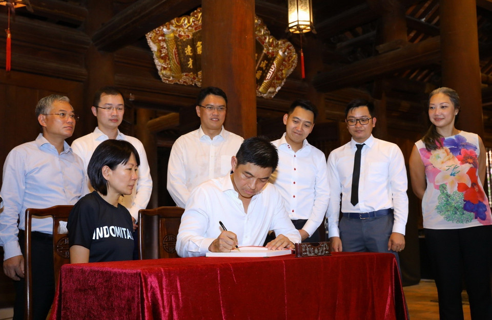 Chủ tịch Quốc hội Singapore Tan Chuan-Jin viết lưu bút tại Văn Miếu-Quốc Tử Giám. (Ảnh: Văn Điệp/TTXVN)