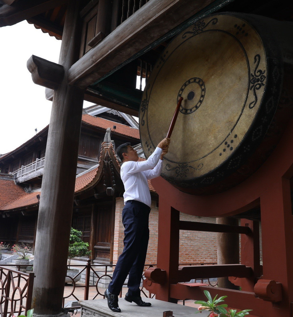 Chủ tịch Quốc hội Singapore Tan Chuan-Jin đánh trống tại Văn Miếu-Quốc Tử Giám. (Ảnh: Văn Điệp/TTXVN)