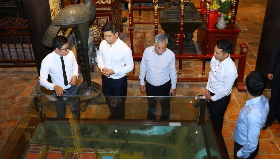 Chủ tịch Quốc hội Singapore Tan Chuan-Jin xem các hiện vật trưng bày tại Văn Miếu-Quốc Tử Giám. (Ảnh: Văn Điệp/TTXVN)