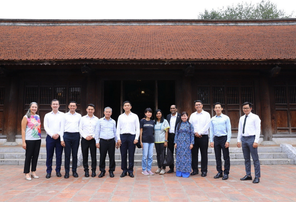 Chủ tịch Quốc hội Singapore Tan Chuan-Jin với các đại biểu chụp ảnh chung trong khuôn viên Văn Miếu-Quốc Tử Giám. (Ảnh: Văn Điệp/TTXVN)