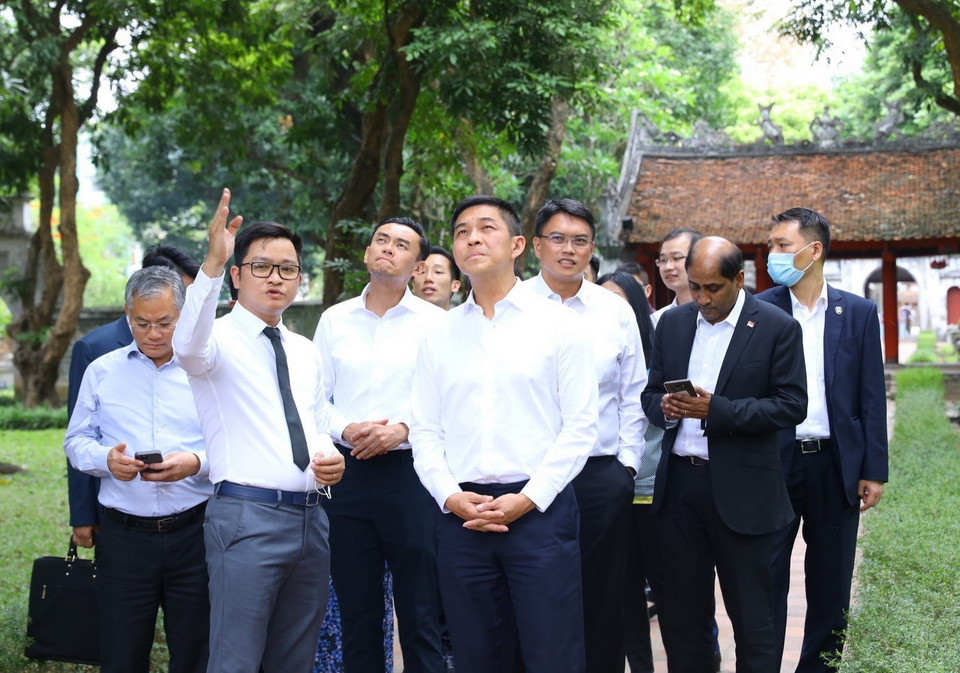 Chủ tịch Quốc hội Singapore Tan Chuan-Jin nghe giới thiệu về Văn Miếu-Quốc Tử Giám. (Ảnh: Văn Điệp/TTXVN)