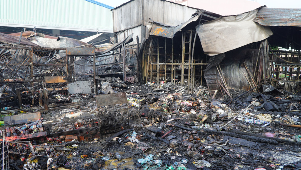 Nhiều hàng hóa của tiểu thương bị lửa thiêu rụi. (Ảnh: Nhựt An/TTXVN)