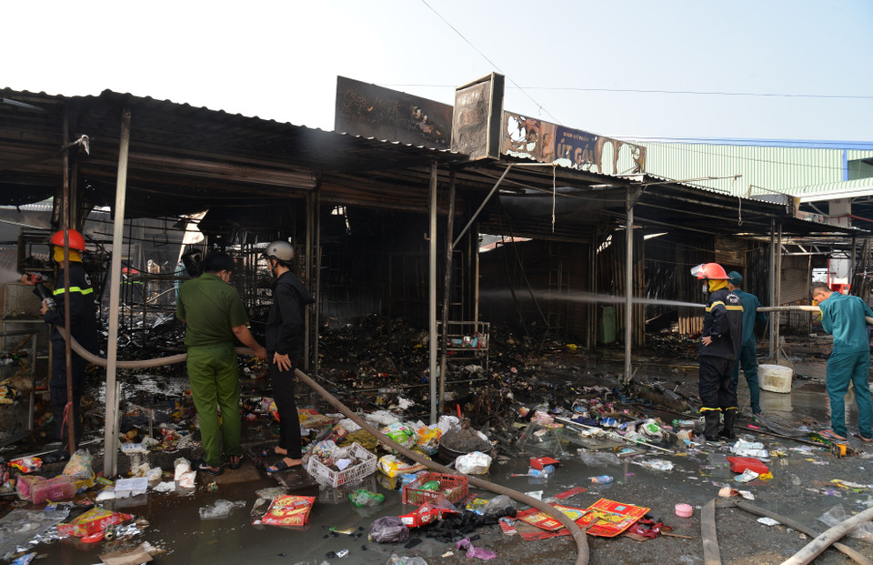 Lực lượng chức năng và người dân nỗ lực chữa cháy suốt hơn 1 giờ, đám cháy được khống chế. (Ảnh: Nhựt An/TTXVN)