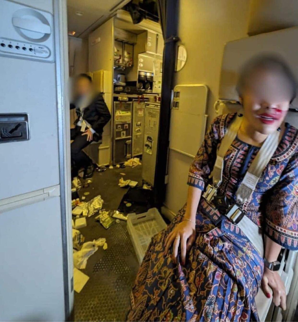 Một nữ tiếp viên của Singapore Airlines đã bị thương sau sự cố. (Nguồn: Facebook)